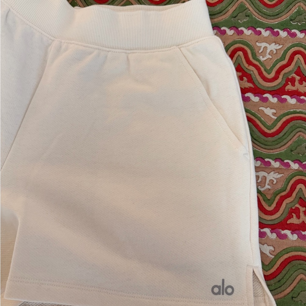 ALO Yoga Women's Off-White Athletic Shorts - Picture 3 of 4